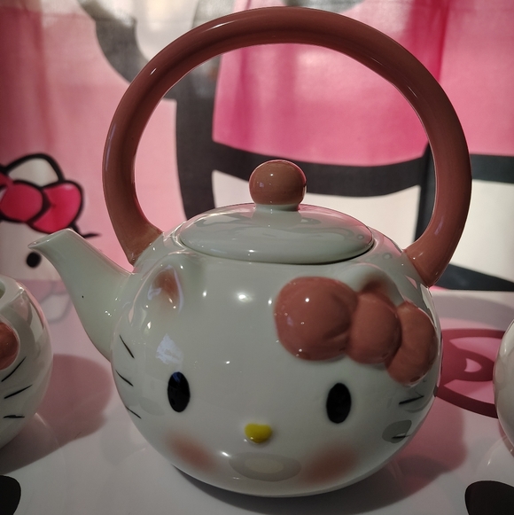 EXCLUSIVE - Hello Kitty Tea Set (Not A Toy) - Picture 3 of 8